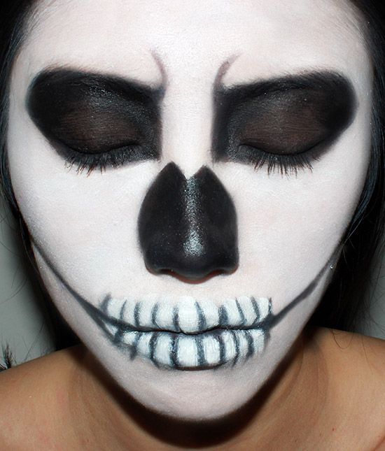 ¿Cómo pintar la cara de esqueleto para Halloween?