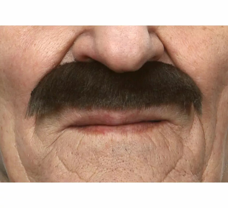 Translation missing: en.Bigote castaño Militar