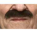 Bigote castaño Militar