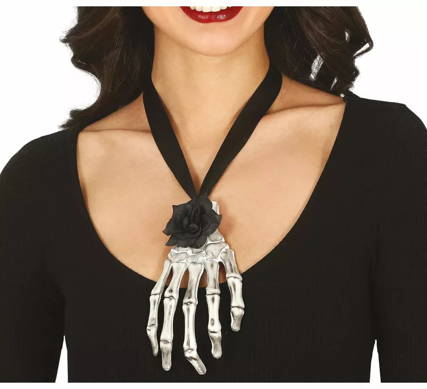 Collar con Cinta y Mano Esqueleto Grande