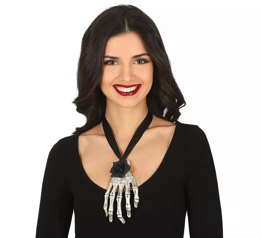 Collar con Cinta y Mano Esqueleto Grande