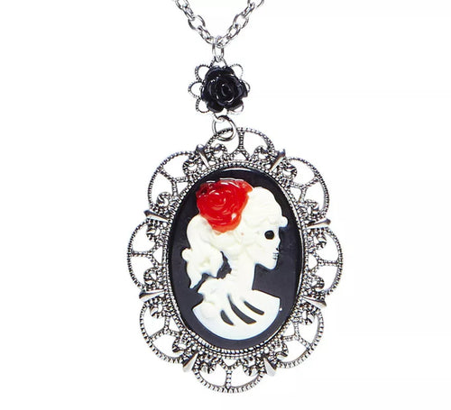 Collar con Medallón de Calavera y Rosa Negra