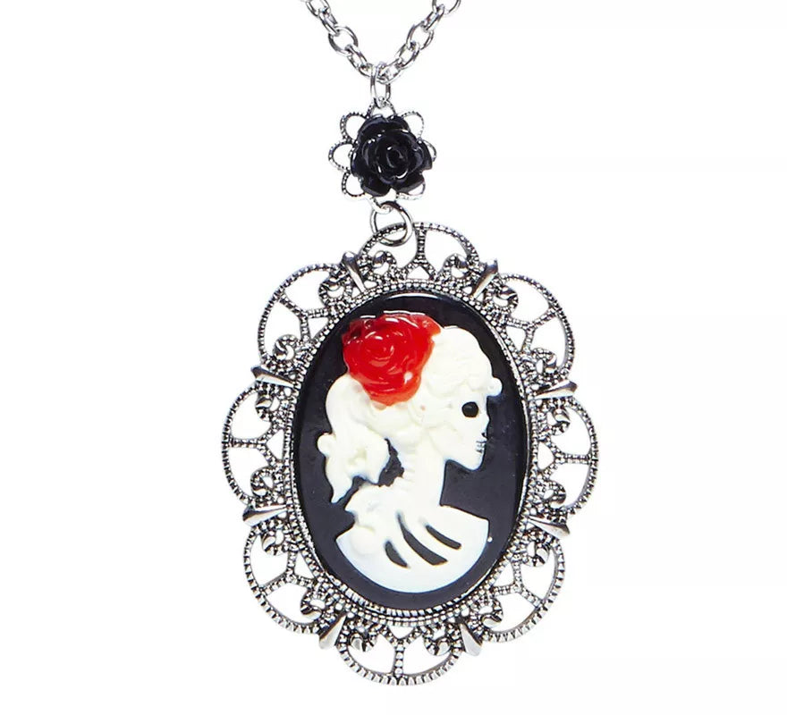Collar con Medallón de Calavera y Rosa Negra