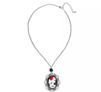Collar con Medallón de Calavera y Rosa Negra