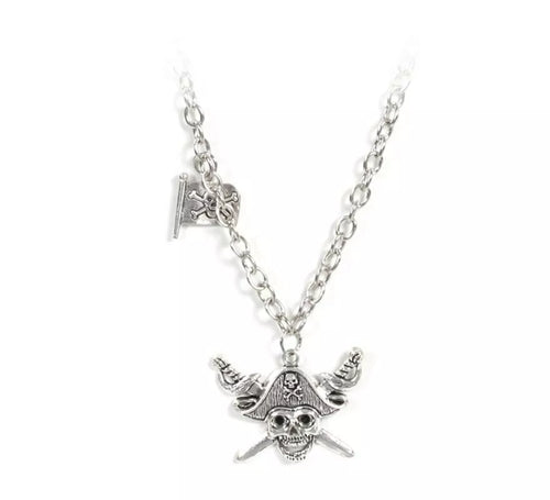 Collar Pirata plateado con calavera