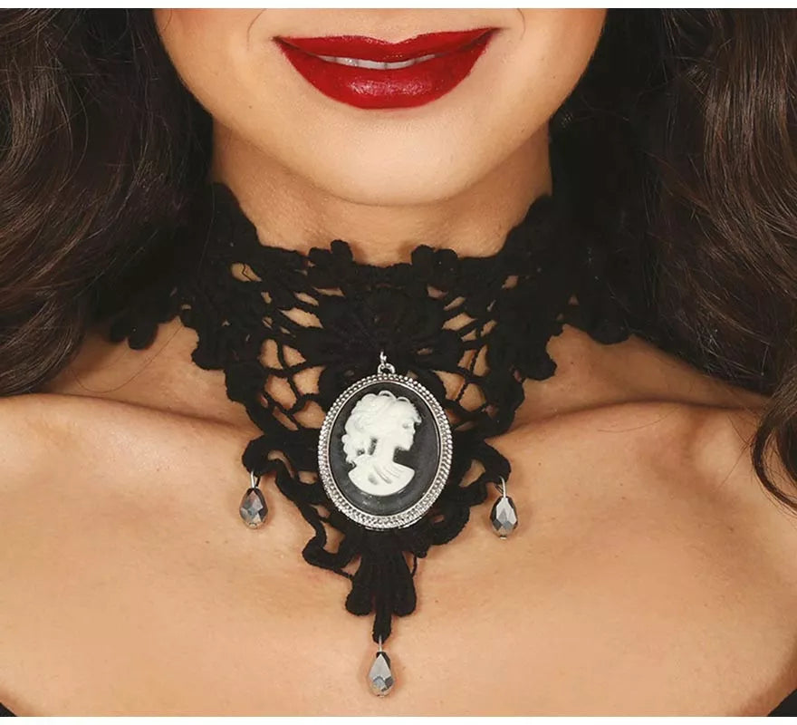 Gargantilla Bordada con Medallón