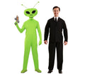 Pareja hombre de negro y alien
