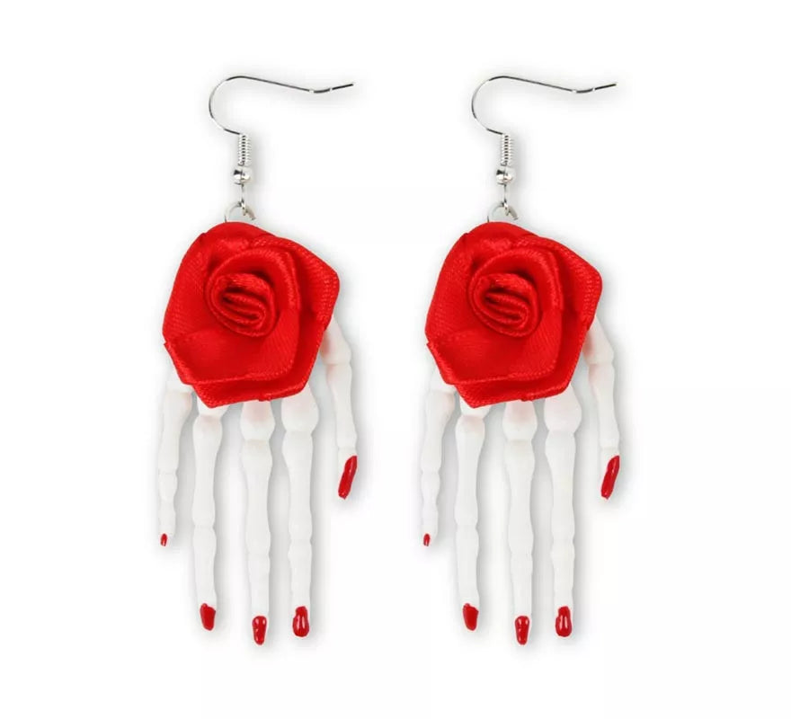 Pendientes de Rosas con manos de esqueleto
