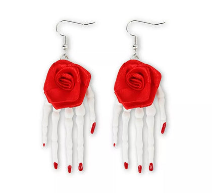 Pendientes de Rosas con manos de esqueleto