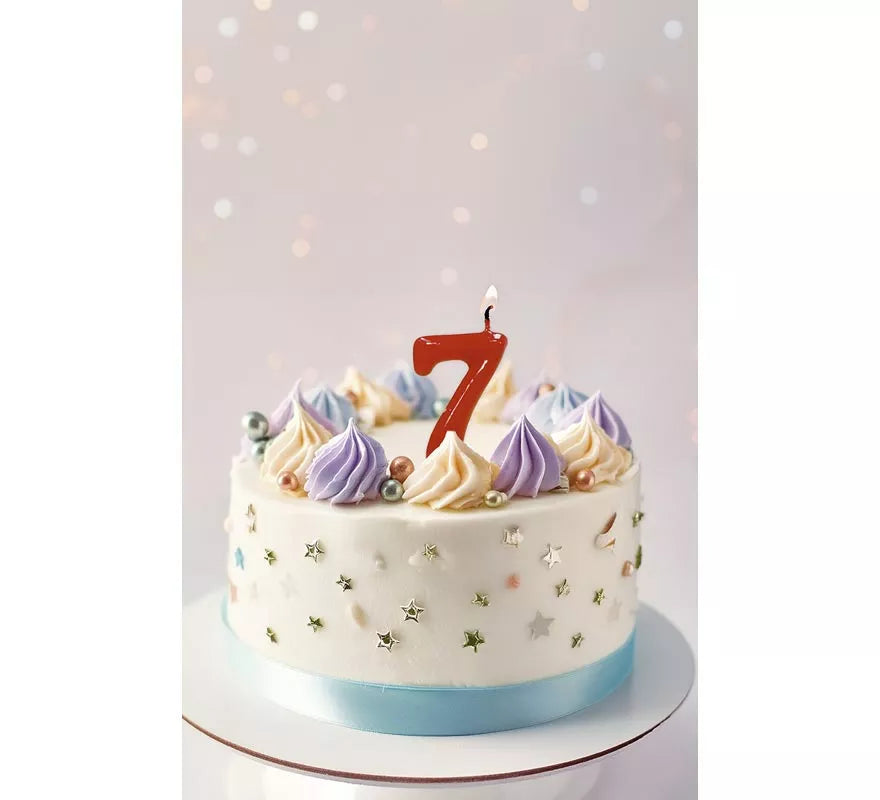 Vela roja con el número 7 para cumpleaños
